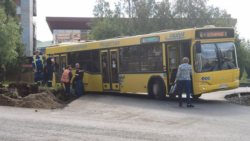 Автобус на повороте. Сургут автобусы siapress. Пассажиры в автобусе. Московский общественный транспорт.